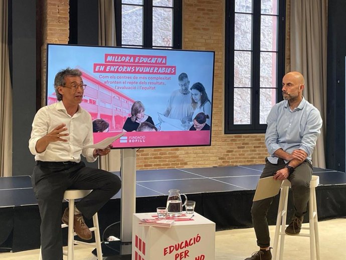 A la izquierda, el director de la Fundació Bofill, Ismael Palacín, durante la rueda de prensa