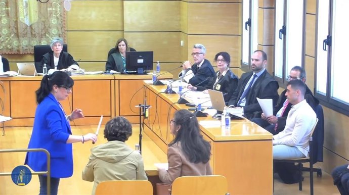 Dos de los forenses inspeccionan el arma homicida.