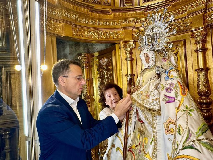 Manuel Serrano coloca el bastón de Alcaldesa Perpetua a la Virgen de Los Llanos.