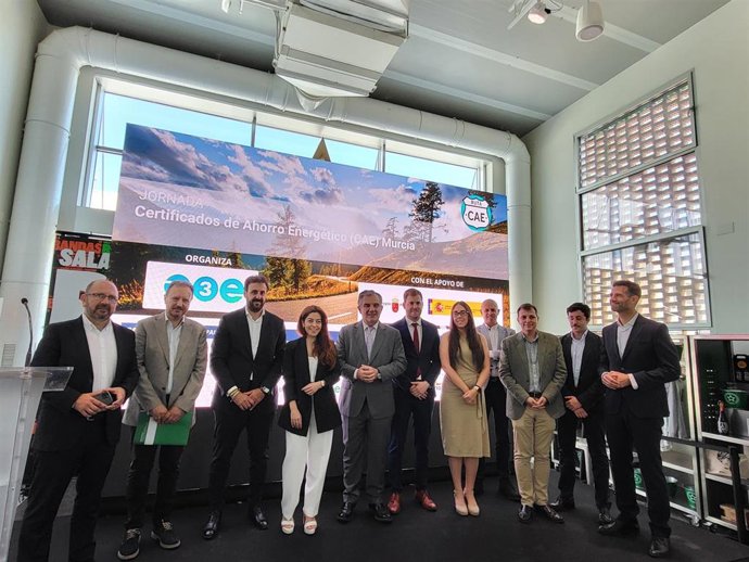 El consejero de Medio Ambiente, Universidades, Investigación y Mar Menor, Juan María Vázquez, junto con el presidente de la Asociación de Empresas de Eficiencia Energética (A3E), Ginés Ángel García, y los participantes en la jornada