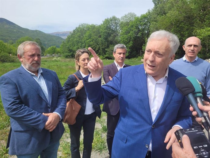 El consejero de Fomento, Vivienda, Logística y Cohesión Territorial del Gobierno de Aragón, Octavio López, en Benasque.