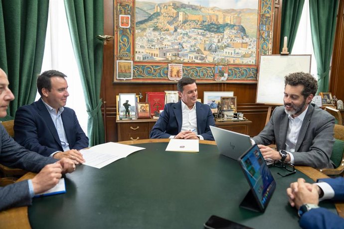 El vicepresidente de la Diputación, Fernando Giménez, el presidente de la Diputación de Almería, Javier Aureliano García, y el manager general de Jet2, Ricard Querol.