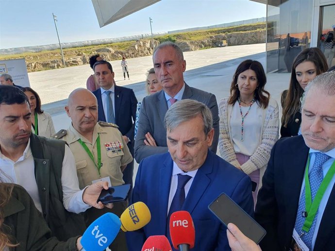 El consejero de Movilidad, Sanz Merino, atiende a los medios en Segovia