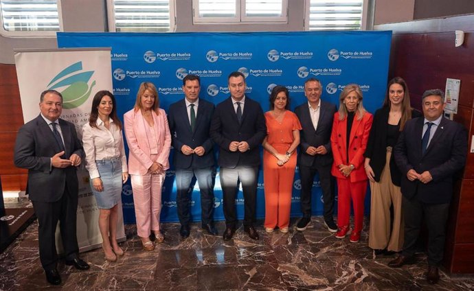 La presidenta de la APA, junto a la alcaldesa y el presidente de la Autoridad Portuaria de Huelva, el presidente de Puertos del Estado y la consejera de Sostenibilidad en la foto de familia de las jornadas.