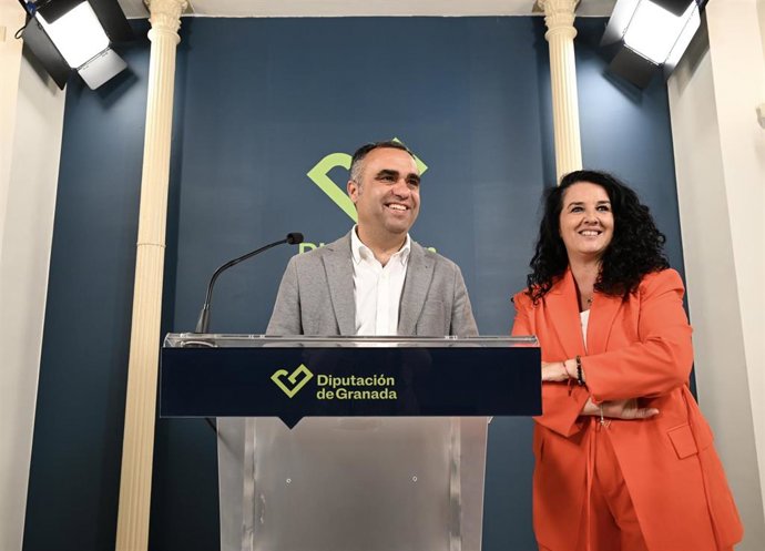 El presidente de la Diputación, Francis Rodríguez, y la diputada de Bienestar Social, Igualdad y Familia, Elena Duque