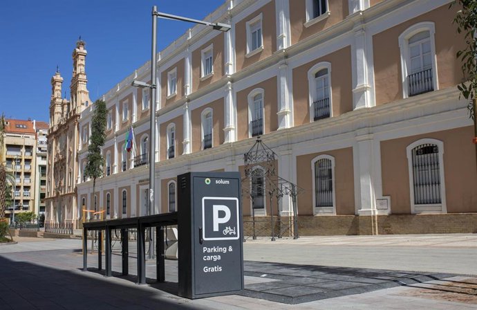 Archivo - Parking y cargadores de patinetes en la plaza de La Merced de Huelva.