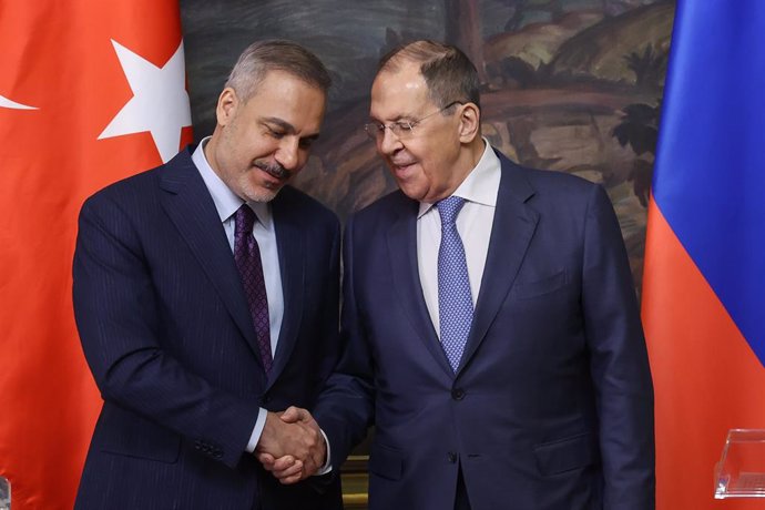 RUSSIA, MOSCOW - MAY 27, 2025: Turkey's Foreign Minister Hakan Fidan (L) and Russia's Foreign Minister Sergei Lavrov shake hands during a press conference following their talks at the Russian Foreign Ministry's Reception House
