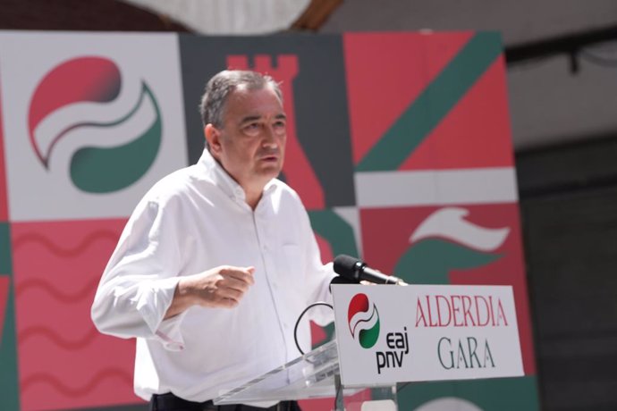 El presidente del EBB, Aitor Esteban, participa en la inauguración del batzoki, en Ikurriñaren plaza, a 25 de mayo de 2025, en Azkoitia, Guipúzcoa, País Vasco (España). El batzoki es la sede social y política tradicional del PNV en cada municipio, y su in