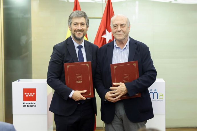 El consejero de Presidencia, Justicia y Administración Local de la Comunidad de Madrid, Miguel Ángel García Martín, junto a el presidente de CEOMA, José Luis Fernández Santillana, durante la firma del convenio de colaboración