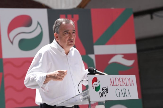 O presidente da EBB, Aitor Esteban, participa da inauguração do batzoki, na praça Ikurriñaren, em 25 de maio de 2025, em Azkoitia, Guipúzcoa, País Basco (Espanha). O batzoki é a sede social e política tradicional do PNV em cada município, e sua inauguraçã