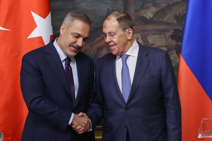 RÚSSIA, MOSCOU - 27 DE MAIO DE 2025: O ministro das Relações Exteriores da Turquia, Hakan Fidan (à esquerda), e o ministro das Relações Exteriores da Rússia, Sergei Lavrov, apertam as mãos durante uma coletiva de imprensa após suas conversas na Casa de Re