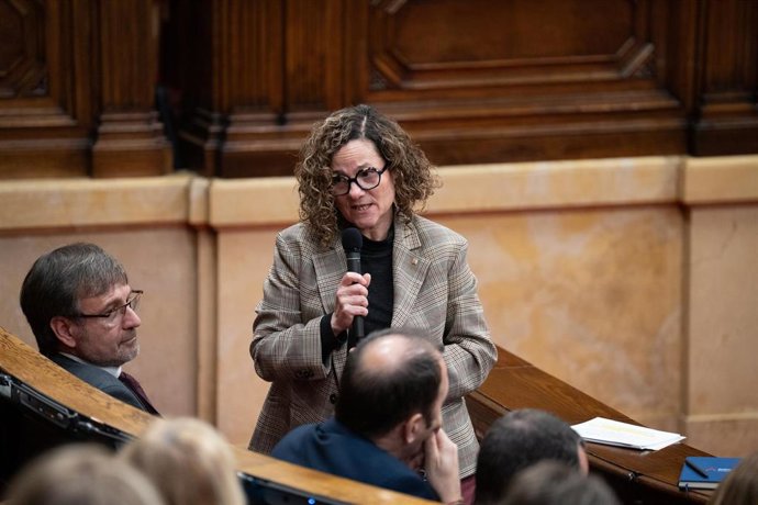 Archivo - La consellera de Cultura de la Generalitat, Sonia Hernández, interviene durante un pleno en el Parlament, a 18 de diciembre de 2024,