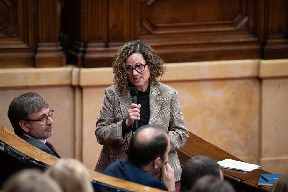 Archivo - La consellera de Cultura de la Generalitat, Sonia Hernández, interviene durante un pleno en el Parlament, a 18 de diciembre de 2024,