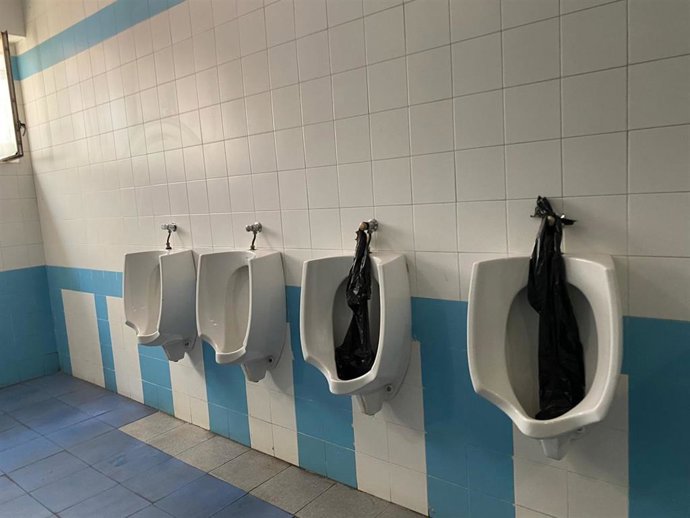 Foto de los baños de caballeros en la estación de autobuses de Valladolid.