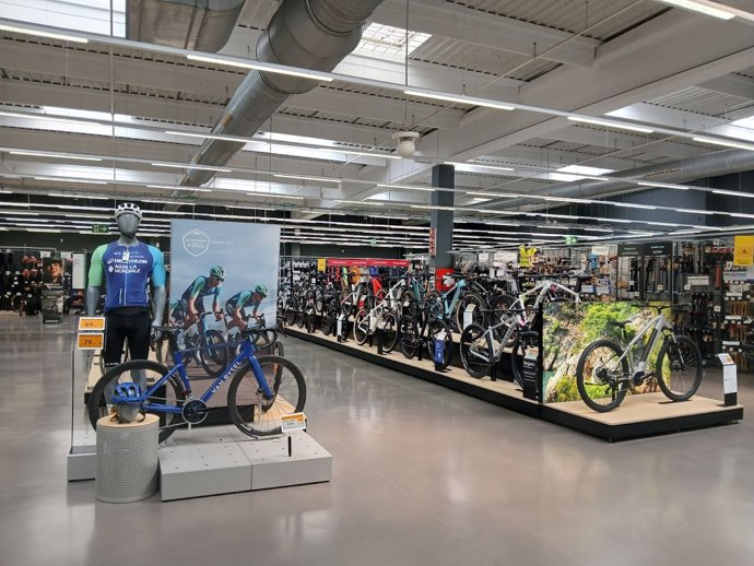 La empresa deportiva Decathlon ha inaugurado 22 Pro shop de ciclismo en España.