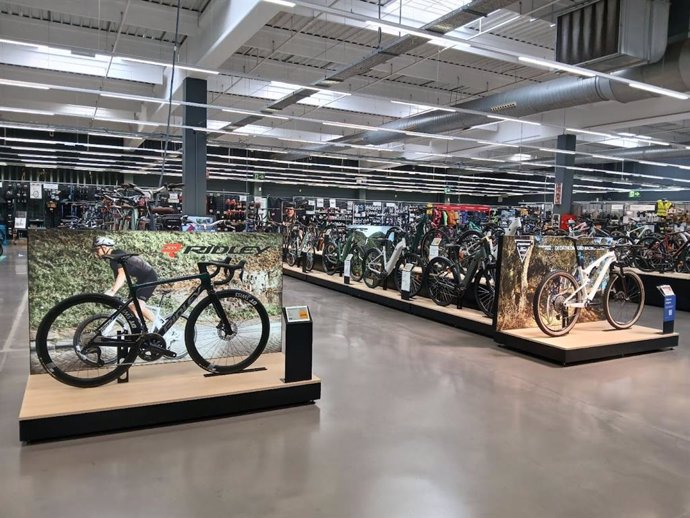 Decathlon inaugura las '22 Pro shop' de ciclismo en España.