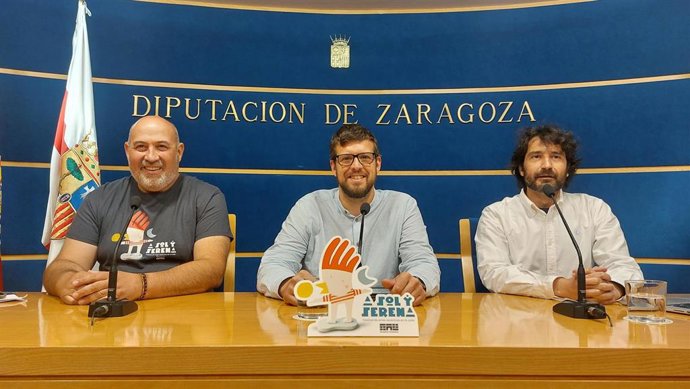 El concejal de Cultura de Mequinenza, Darío Villadet; el diputado provincial Abraham Martínez; y el productor del festival 'A Sol y Serena', Pablo Pérez.