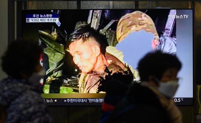 Archivo - Arquivo - 28 de dezembro de 2024, Seul, Coreia do Sul: Um noticiário de TV da Yonhap, transmitido 24 horas por dia na estação ferroviária de Yongsan, mostra um suposto soldado norte-coreano supostamente capturado pelo exército ucraniano nesta fo