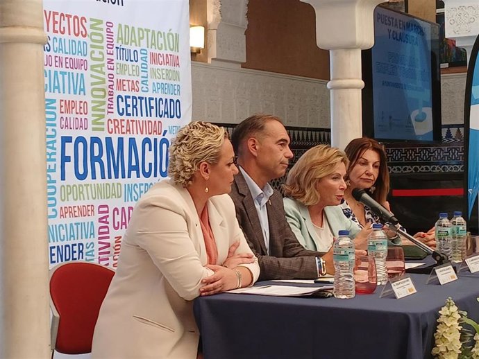 La delegada territorial de Empleo, Empresa y Trabajo Autónomo de la Junta de Andalucía en Málaga, Carmen Sánchez Sierra, y el alcalde de Benalmádena, Juan Antonio Lara, en la clausura de un programa de formación para desempleados.