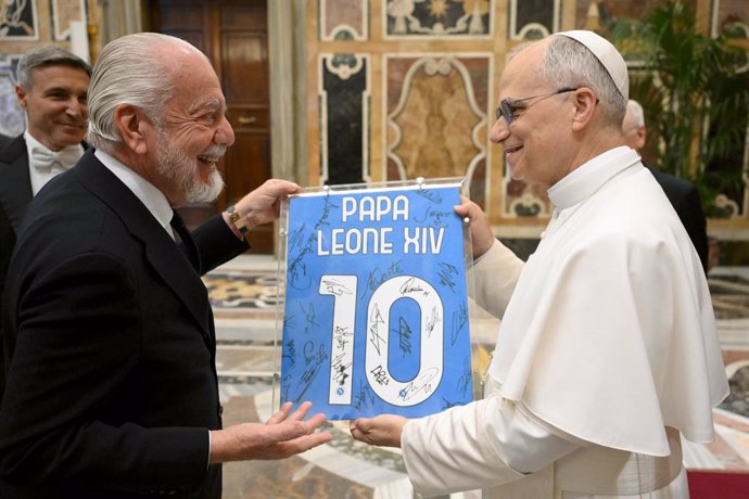 27 May 2025, Vatican, Vatican City: Napoli President Aurelio De Laurentiis (L) gifts Pope Leo XIV (R) a personalized Napoli jersey signed by all players, during a reception at the Vatican, after the team won the Italian Serie A championship. Photo: Simone