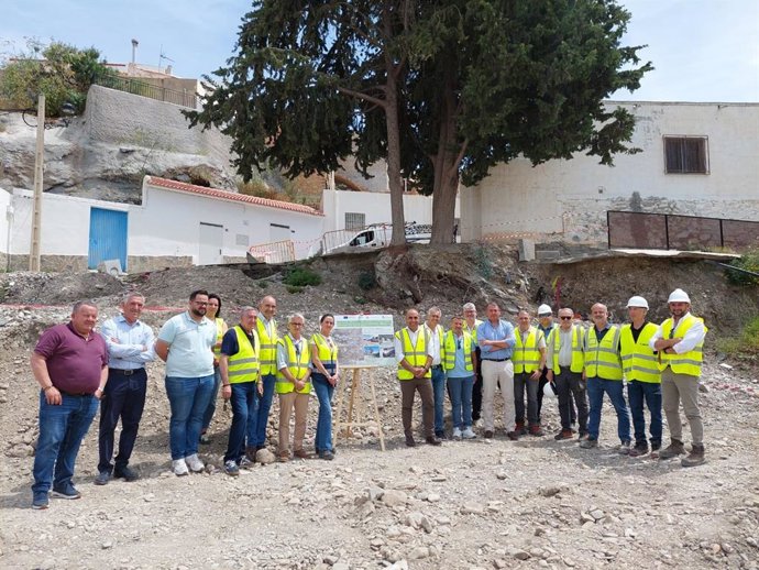 La delegada de la Junta en Almería, Aránzazu Martín, durante su visita a las obras de emergencia en el cauce del río Almanzora a su paso por Armuña del Almanzora, junto a técnicos, responsables municipales y representantes de la comarca.