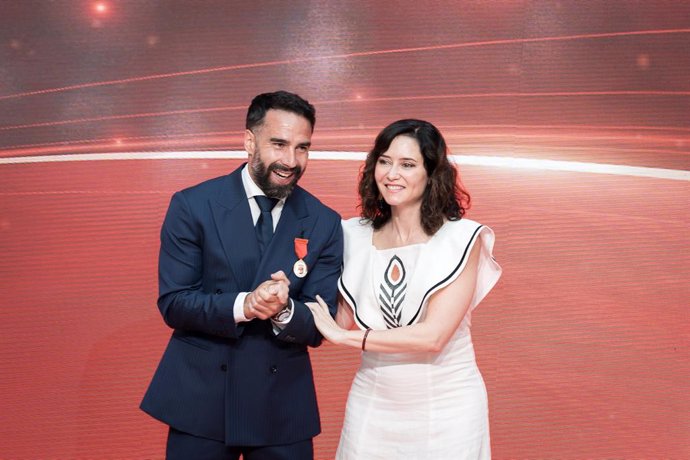 La presidenta de la Comunidad de Madrid, Isabel Díaz Ayuso, entrega la Medalla de Oro de la Administración autonómica al futbolista del Real Madrid Daniel Carvajal, en la Real Casa de Correos, a 27 de mayo de 2025, en Madrid (España). El Gobierno de Isabe