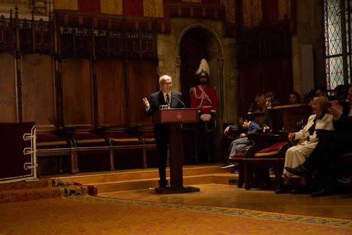 Archivo - El cineasta Pere Portabella recibe la Medalla de Oro al Mérito Cultural en el Ayuntamiento de Barcelona en 2019 