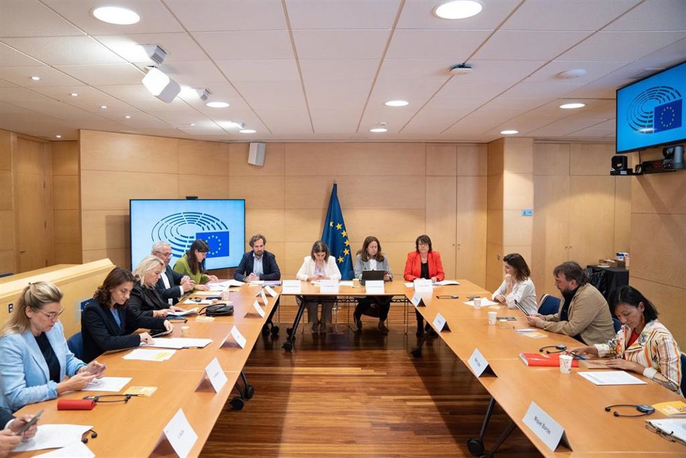 Los eurodiputados de la comisión de vivienda durante una reunión con los representantes de UGT, Sindicat de Llogateres y Federació d'Associacions Venals de Barcelona, en la Oficina del Parlament Europeu, a 27 de mayo de 2025, en Barcelona, Cataluña (Es