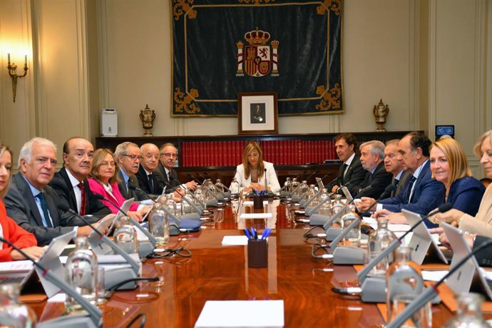 Archivo - La presidenta del Tribunal Supremo y del Consejo General del Poder Judicial (CGPJ), Isabel Perelló (c), preside un Pleno del CGPJ.