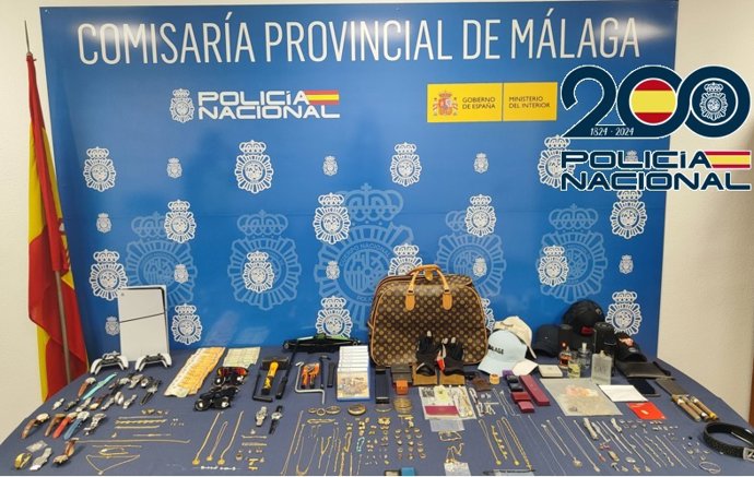 Efectos intervenidos a tres detenidos de una red a la que se le atribuyen 15 robos en viviendas en la provincia de Málaga.