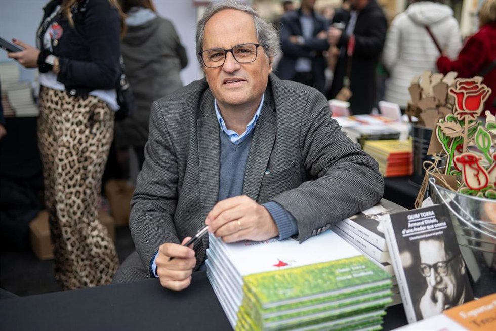 Archivo - El expresidente de la Generalitat de Catalunya Quim Torra durante la firma de libros en el día de Sant Jordi 2024, a 23 de abril de 2024, en Barcelona, Catalunya (España).