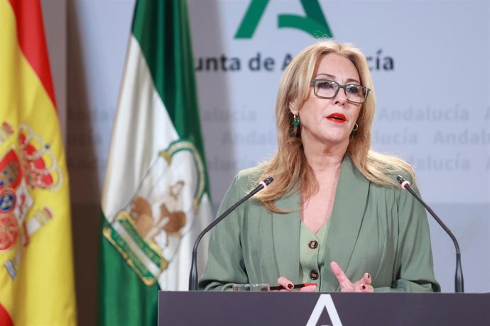 La consejera de Economía, Hacienda y Fondos Europeos y portavoz del Gobierno, Carolina España, comparece durante la rueda de prensa posterior al Consejo de Gobierno