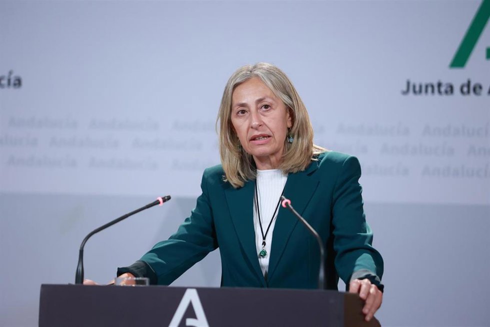 La consejera de Salud y Consumo, Rocío Hernández, comparece durante la rueda de prensa posterior al Consejo de Gobierno. A 27 de mayo de 2025, en Sevilla (Andalucía, España). El Consejo de Gobierno de la Junta de Andalucía se reúne en el Palacio de San 