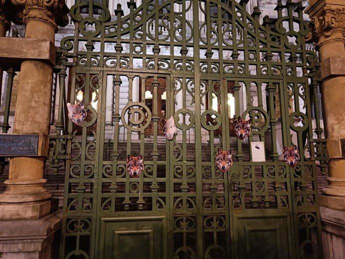 Imagen de la Junta General del Principado de Asturias con caretas de lobos en su entrada.