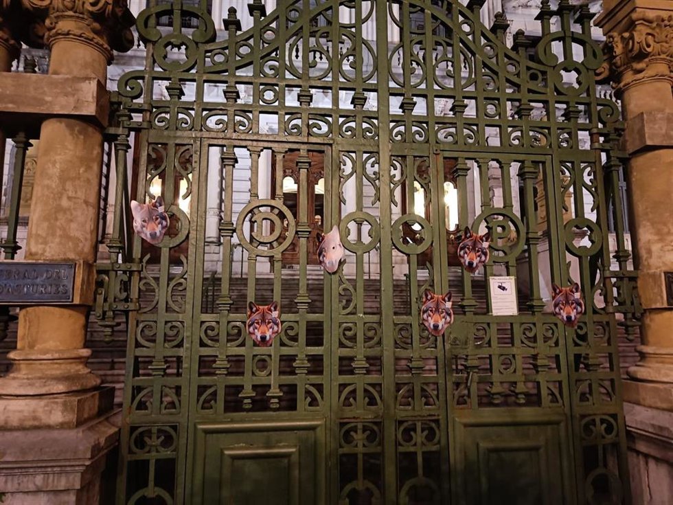 Imagen de la Junta General del Principado de Asturias con caretas de lobos en su entrada.
