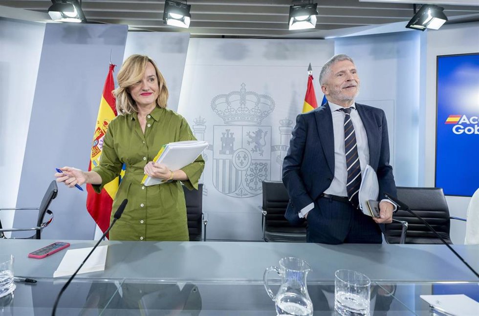 La portavoz del Gobierno y ministra de Educación, Formación Profesional y Deportes, Pilar Alegría, y el ministro de Interior, Fernando Grande-Marlaska, durante la rueda de prensa posterior al Consejo de Ministros.