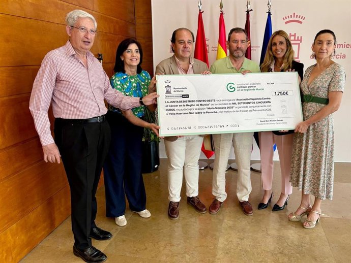 El Ayuntamiento de Murcia entrega a la Asociación Española Contra el Cáncer (AECC) un cheque por valor de 1.750 euros procedentes de la recaudación obtenida en el evento 'Moño solidario'