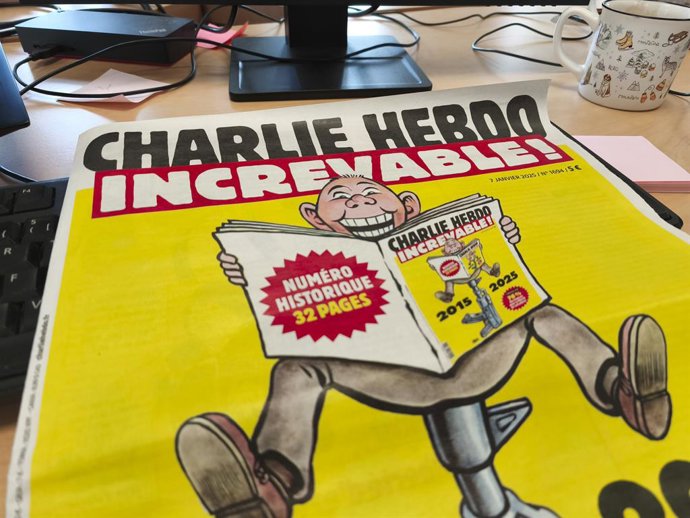 Archivo - Arquivo - 7 de janeiro de 2025, Clermont-Ferrand, Auvergne-Rhone-Alpes, França: A primeira página do semanário satírico francês Charlie Hebdo em 7 de janeiro de 2025, dez anos depois que homens armados invadiram os escritórios do jornal satírico
