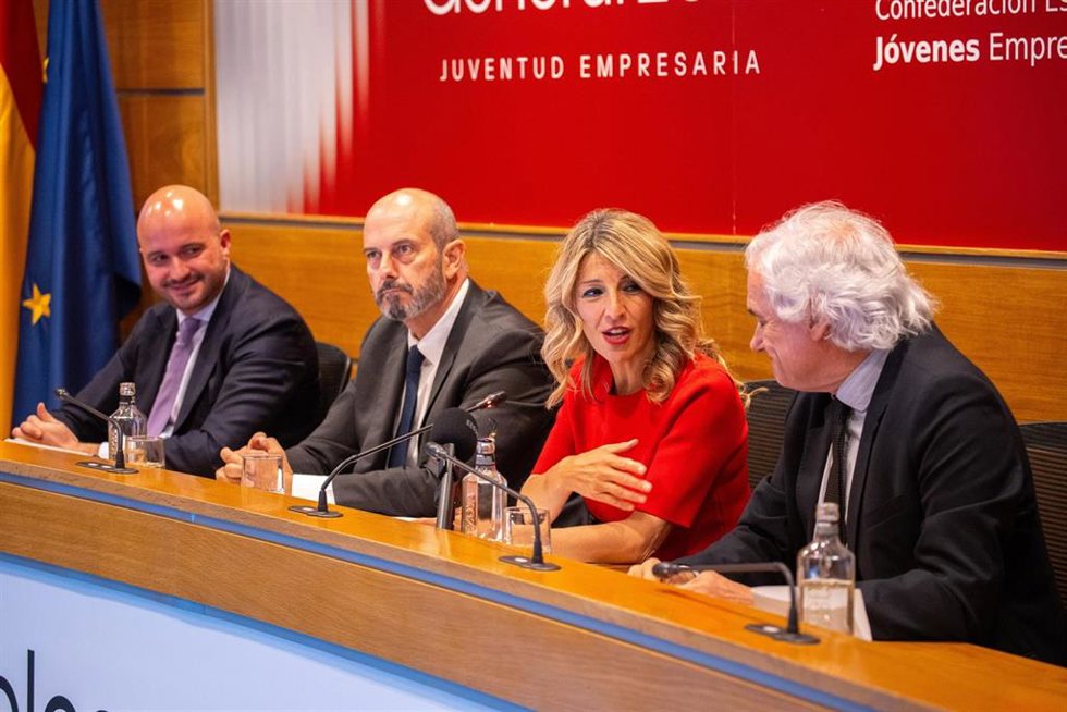 El presidente de CEAJE, Fermín Albaladejo, el presidente del Senado, Pedro Rollán, la vicepresidenta segunda del Gobierno y ministra de Trabajo, Yolanda Díaz, y el vicepresidente de CEOE, Miguel Garrido, durante la clausura de la Asamblea General de la 