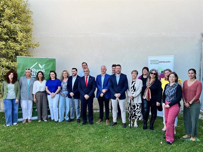 El consejero Chivite con el resto de participantes en la jornada.