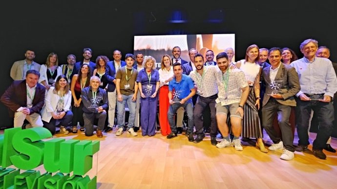 Foto de familia de los participantes y galardonados en el II Foro de Deporte y Salud Mental, celebrado en Almería.