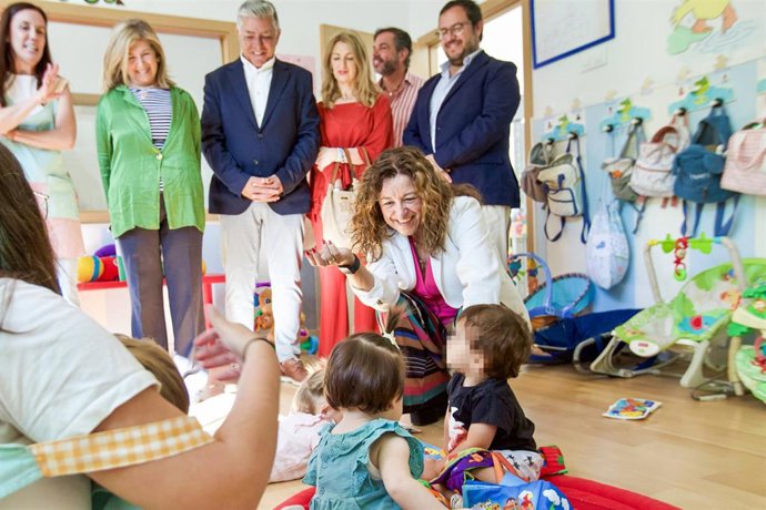 La consejera de Desarrollo Educativo y Formación Profesional, María del Carmen Castillo, durante la visita al Centro de Educación Infantil Ducklings en El Puerto.