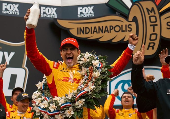 El piloto español Álex Palou celebra su triunfo en las 500 Millas de Indianápolis 2025.