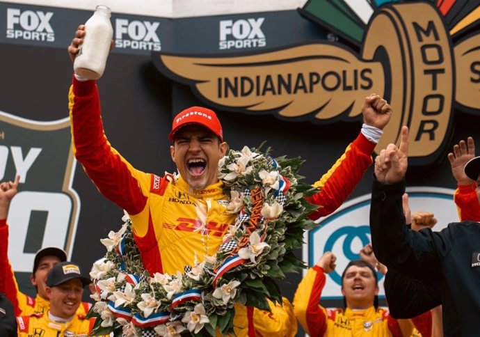 El piloto español Álex Palou celebra su triunfo en las 500 Millas de Indianápolis 2025.