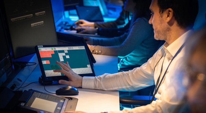 Enaire pone en marcha un sistema de comunicaciones por voz de última generación en el Centro de Control de Baleares