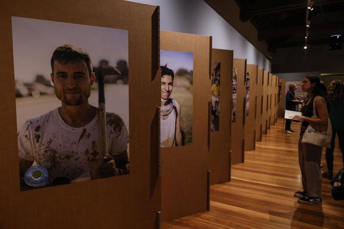 Una persona durante la inauguración de la exposición 'ANDANA. Lugares de memorias', en el Centre del Carme Cultura Contemporània (CCCC), a 27 de mayo de 2025, en Valencia, Comunidad Valenciana (España).