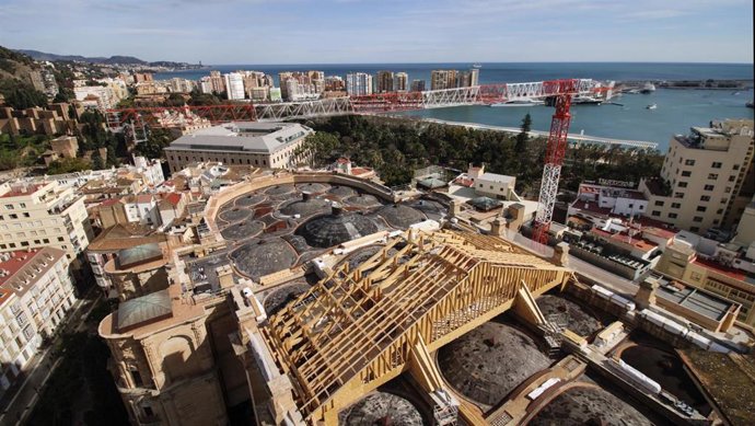 El Cabildo Catedral de Málaga ha hecho público un vídeo en el que se aprecia el desarrollo de parte de la obra de las cubiertas de la catedral, concretamente la construcción de la estructura de vigas de madera que sostendrá el futuro tejado a dos aguas