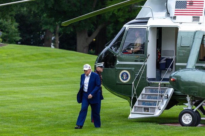El presidente de Estados Unidos, Donald Trump, sale del helicóptero oficial