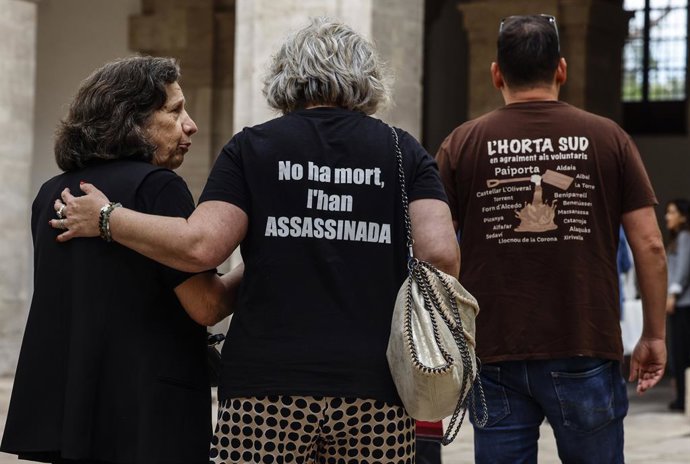 Familiars de les víctimes a la seua eixida després d'una reunió amb el president del Govern