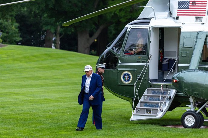 WASHINGTON, 26 de maio de 2025 -- O presidente dos EUA, Donald Trump (esq., frente), caminha ao retornar à Casa Branca em Washington, D.C., Estados Unidos, em 25 de maio de 2025.   O presidente dos Estados Unidos, Donald Trump, disse no domingo que concor